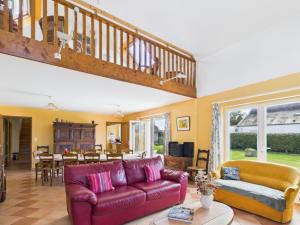 a living room with a purple couch and a table at -ALTA- Familiale proche de la pointe de Trevignon in Trégunc
