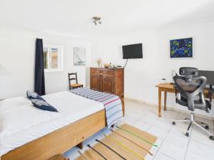 a bedroom with a bed and a desk and a television at -ALTA- Familiale proche de la pointe de Trevignon in Trégunc