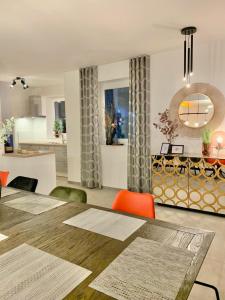 a dining room and kitchen with a table and chairs at Neues Ferienhaus für Familien mit Garten und Sauna in Butjadingen