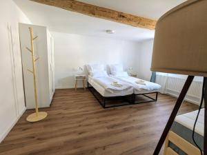 a living room with a couch and wooden floors at Casita im Tal - Entspannung mit Terrasse, Garten und Garage in Weilburg