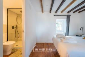 Un dormitorio con una cama, una ducha y un inodoro. en MyHouseSpain - Apartamentos Cudillero, en Cudillero 31 fotos más