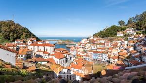 vistas a una ciudad en una colina en MyHouseSpain - Apartamentos Cudillero, en Cudillero