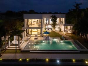 Lumière Villas Phuket - Golfside Retreat in Laguna内部或周边的泳池