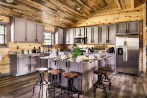 Kuchyň nebo kuchyňský kout v ubytování FUN Heated Pool Cabin - Walk To Parkway + 42 fotografií