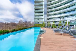 Πισίνα στο ή κοντά στο Fabulous 2BR 2BA Apartment in the Central District - Hosted by Canstay