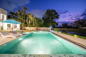 Bazén v ubytování Lumière Villas Phuket - Golfside Retreat in Laguna nebo v jeho okolí