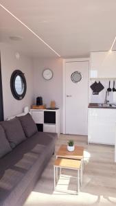 Alghero Houseboat Seabreeze 2的厨房或小厨房