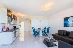 Η κουζίνα ή μικρή κουζίνα στο Seaside Spa & Villa
