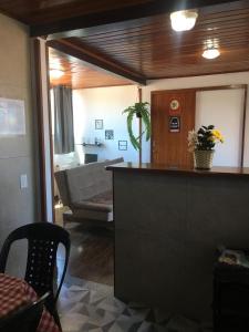 サン・ペドロ・ダ・アルデイアにあるKitnet São Pedro Aldeia 10 min Ilha Boi Lagoa Araruamaのキッチン、リビングルーム(カウンター、ソファ付)