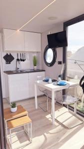 Alghero Houseboat Seabreeze 2的厨房或小厨房