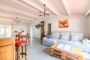 ein Wohnzimmer mit Sofa und Tisch in der Unterkunft maison 50 m de la plage in La Guérinière