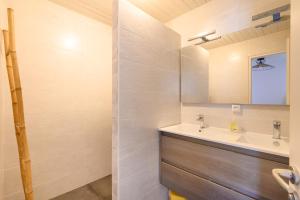 ein Badezimmer mit Waschbecken und Spiegel in der Unterkunft maison 50 m de la plage in La Guérinière + 28 Fotos