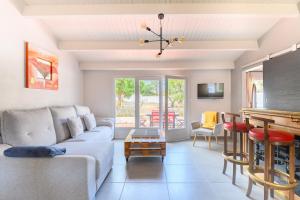 ein Wohnzimmer mit Sofa und Tisch in der Unterkunft maison 50 m de la plage in La Guérinière