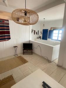 a large bathroom with a tub and a sink at Casa de Hollanda in Sidi Ifni