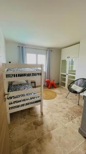 Villa Cacharelle Vue Mer Piscine客房内的一张或多张床位