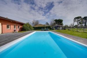 Bazén v ubytování Maison d'architecte, piscine, au coeur des vignes nebo v jeho okolí