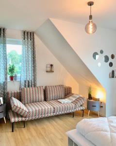 ブットヤーディンゲンにあるTraumhaus mit Platz für 20 Personen an der Nordseeのソファとベッドのあるリビングルーム +33枚の写真