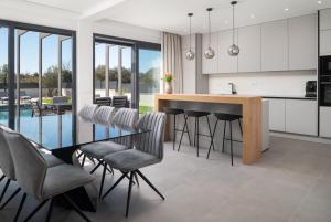 Η κουζίνα ή μικρή κουζίνα στο Villa Zenith with private pool and jacuzzi