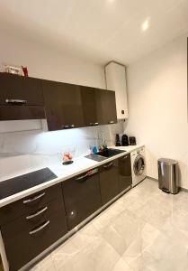 una cucina con lavello e lavatrice di Luxury Monaco ! 7 mins walk to casino square ! Yacht show ! F1 ! 15 sec to Monaco ! a Beausoleil