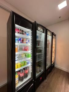 due frigoriferi con le porte aperte in una stanza di #501B# Aconchegante apto 1Q- Jd Goiás a Goiânia