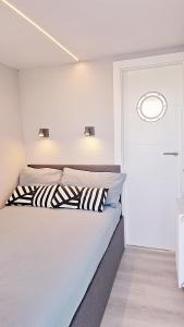 Alghero Houseboat Seabreeze 2客房内的一张或多张床位