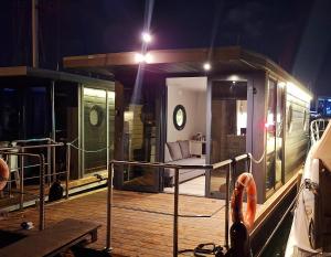 Alghero Houseboat Seabreeze 2的阳台或露台