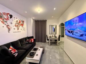 un soggiorno con un divano e una grande TV di Luxury Monaco ! 7 mins walk to casino square ! Yacht show ! F1 ! 15 sec to Monaco ! a Beausoleil