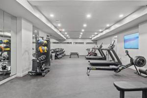 Un gimnasio con cintas de correr y máquinas en una habitación. en 3br 2ba Luxury Pool 08mi To Broadway Gulch, en Nashville