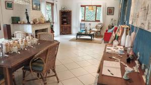 Khu vực ghế ngồi tại Maison de La Mer 300m da praia