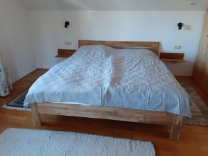 Postel nebo postele na pokoji v ubytování Ferienwohnung Lechrauschen Landsberg
