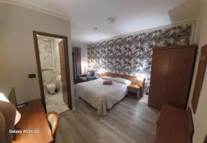 Letto o letti in una camera di Hotel Alpi Resort