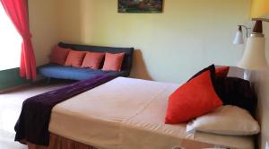 Rúm í herbergi á Hosteria Canoa
