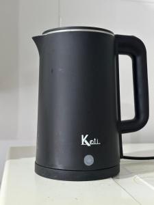 a black mug sitting on top of a counter at 2 Quartos amplos Completo com Internet Garagem e Ar condicionado in Paranaguá