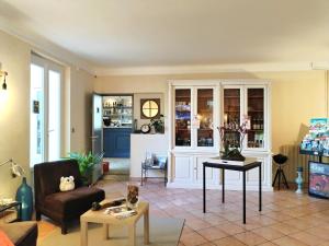 Posezení v ubytování Logis Hôtel La Bastide d'Entraigues
