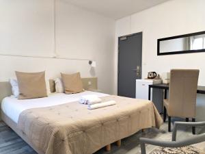 Postel nebo postele na pokoji v ubytování Logis Hôtel La Bastide d'Entraigues