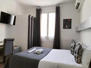 Postel nebo postele na pokoji v ubytování Logis Hôtel La Bastide d'Entraigues