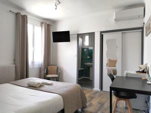 Postel nebo postele na pokoji v ubytování Logis Hôtel La Bastide d'Entraigues