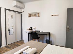 Postel nebo postele na pokoji v ubytování Logis Hôtel La Bastide d'Entraigues