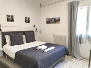 Postel nebo postele na pokoji v ubytování Logis Hôtel La Bastide d'Entraigues