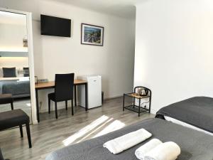 Postel nebo postele na pokoji v ubytování Logis Hôtel La Bastide d'Entraigues