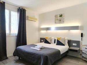 Postel nebo postele na pokoji v ubytování Logis Hôtel La Bastide d'Entraigues
