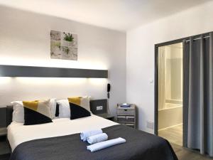Postel nebo postele na pokoji v ubytování Logis Hôtel La Bastide d'Entraigues