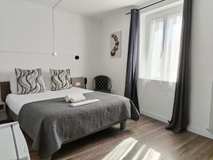 Postel nebo postele na pokoji v ubytování Logis Hôtel La Bastide d'Entraigues