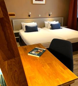 Postel nebo postele na pokoji v ubytování Cit'Hotel Le Louvre Orange