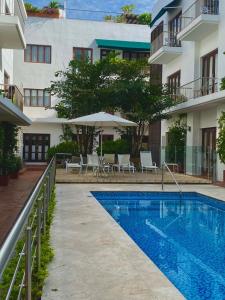 una piscina di fronte a un edificio di Luxury Apartment Private Pool & Rooftop Jacuzzi a Cartagena de Indias