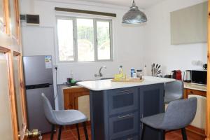 Cuisine ou kitchenette dans l'établissement Garden Suite