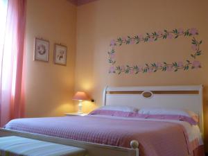 A bed or beds in a room at Locanda Fuoriporta