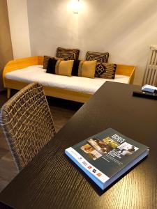 Posezení v ubytování Cit'Hotel Le Louvre Orange