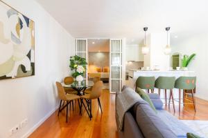 Kuchyň nebo kuchyňský kout v ubytování Flat with cozy balcony in the heart of city center