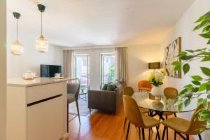 TV a/nebo společenská místnost v ubytování Flat with cozy balcony in the heart of city center